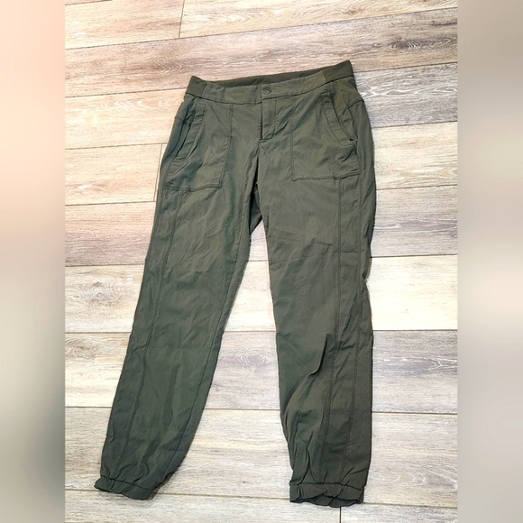 Athleta Trekkie 2.0 Joggers Womens Size 6 Army Green Stretch Fabric Cuffed Ankle - Picture 1 of 6